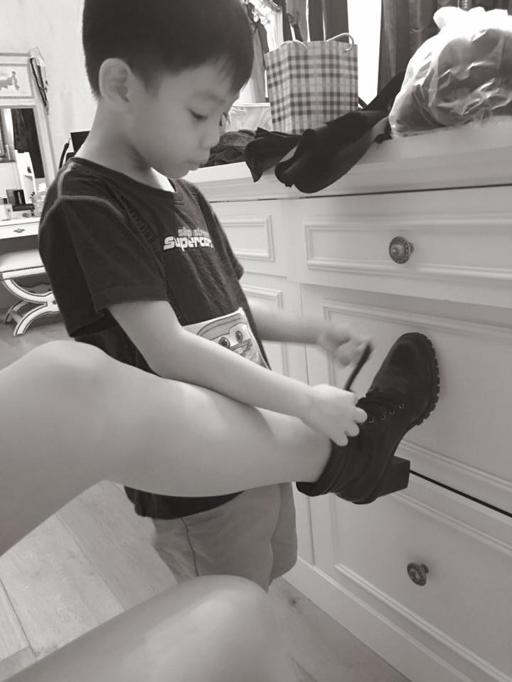 Hồ Ngọc Hà: \'Cậu vừa huýt sáo vừa buộc dây giầy cho mẹ đi làm. Cậu luôn làm mình cảm thấy bé bỏng nhất, hiền dịu nhất và được yêu nhất. Cậu có thể kết bạn với bất kỳ ai đối xử nhẹ nhàng với cậu nhưng dù mẹ như hổ vồ cậu vẫn luôn muốn chui vào lồng ngực để hít hà nhất. Và cậu luôn đối mặt với mọi hoàn cảnh tinh tế nhất, cậu vui vẻ, khéo léo không làm đối phương tổn thương, mới 5 tuổi rưỡi thôi cậu ạ, cả quãng đời còn lại hãy luôn thế nhé cậu. Nhớ cậu!\'.