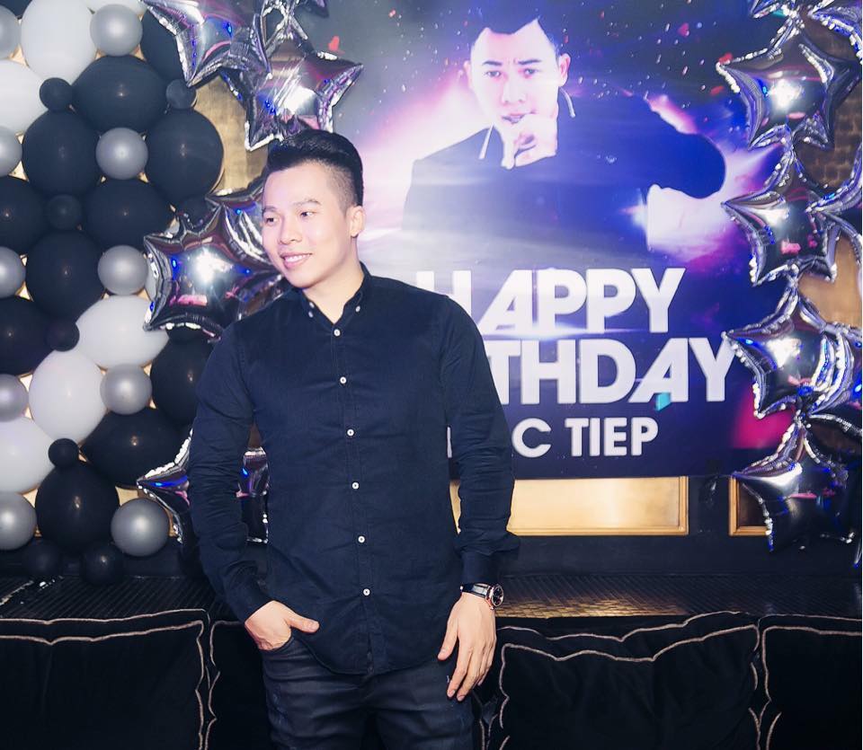 \'Ông trùm\' Khắc Tiệp bảnh bao, hạnh phúc trong ngày sinh nhật.