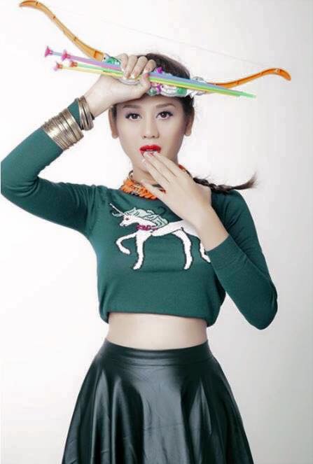 Lâm Chi Khanh khoe hình ảnh sexy, gợi cảm với áo crop top, để lộ vòng eo thon cùng dòng chú thích \'Em sẽ cùng anh đi hết quãng đường dài\'.
