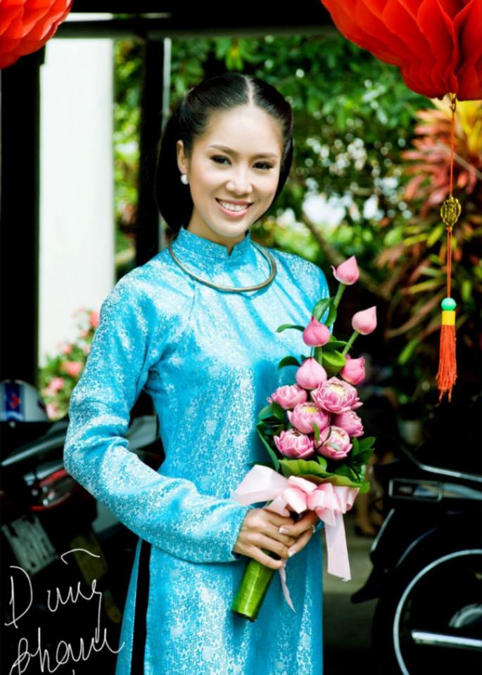 Lê Phương dịu dàng, e ấp trong tà ào dài truyền thống: \'Ngày của mình ... năm ấy! Vừa tròn 4 năm!\'.