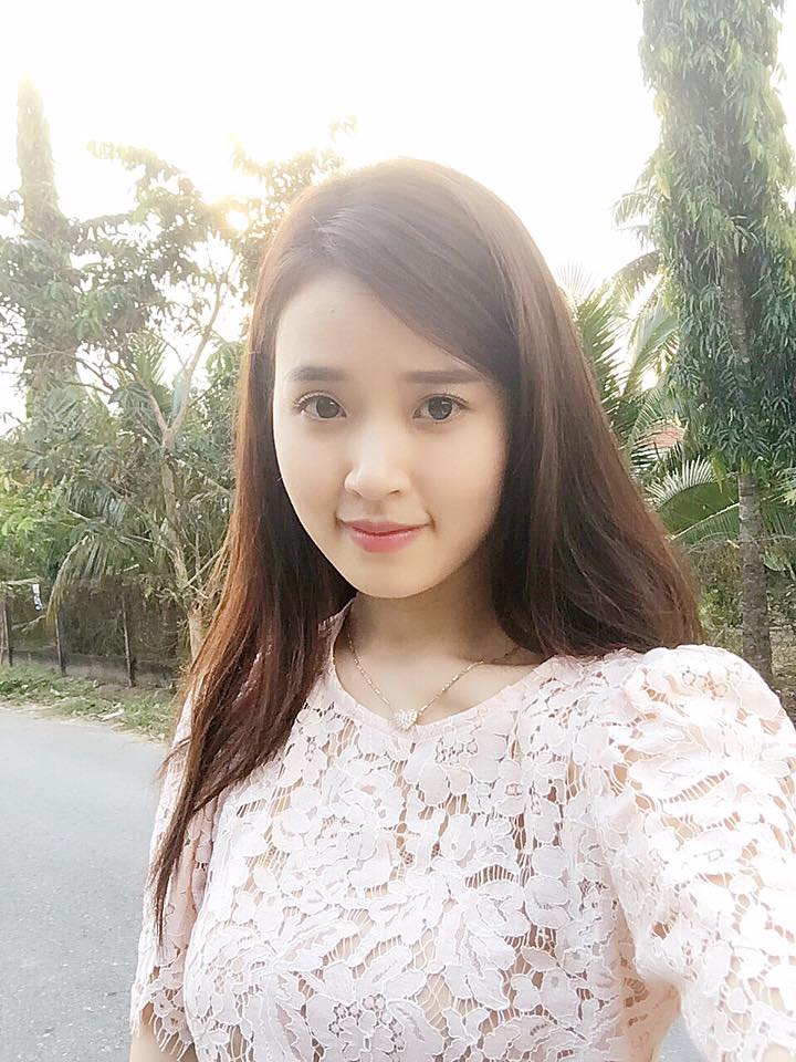 Hotgirl Midu xinh đẹp, rạng rỡ \'Về quê ăn giỗ\' sau chuyện buồn tình cảm với thiếu gia Phan Thành.