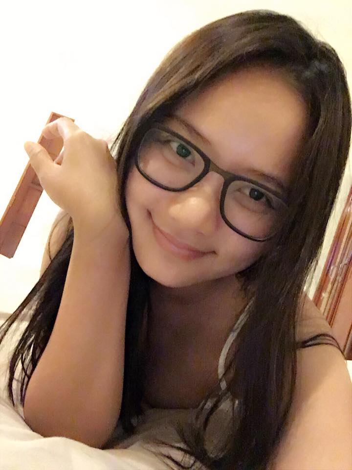 Phan Như Thảo khoe ảnh selfile dễ thương, đáng yêu: \'Sóng to gió lớn, mới biết mình có đủ bản lĩnh không. Cả nhà ngủ ngon ạ, Thảo sẽ cười hoài\'.