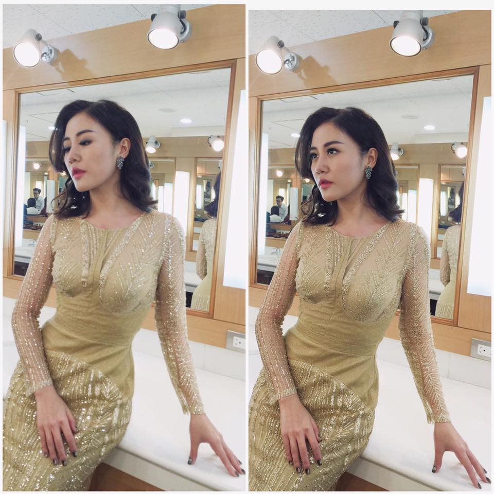 Văn Mai Hương khoe biểu cảm gương mặt lạnh lùng, sắc sảo kèm dòng trạng thái: \'Hôm nay đi quay, bé rất ít khi mặc dạ hội kim sa hột lựu\'.