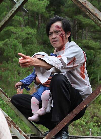 Hoài Linh: \'Vì tình yêu , có thể hy sinh tất cả dù biết không như mình nghĩ. nhưng hạn chế được lòng thù hận, thì tất cả sẽ nhẹ nhàng. Cầm lên được thì bỏ xuống được, mà bỏ xuống thì đẻ sao kip đẻ đền cho người ta\'.