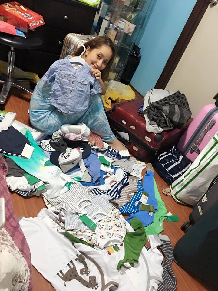 Khánh Thi hào hứng khoe: \'Đi shopping mà giờ chỉ nghĩ đến con và mua cho con, chứ ba mẹ là nhịn hết. Giờ cái gì cũng dành cho con chứ trước đây là hốt sạch cho mình hay cho ba nó rồi. Không những mình không có gì mà còn cười vui sướng và ngắm nhìn chiến tích dành cho người khác\'.