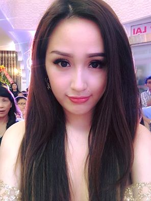 Mai Phương Thúy selfile đầy sexy, gợi cảm. Có thể thấy kể từ ngày đăng quang Hoa hậu, Mai Phương Thúy đẹp lên trông thấy.