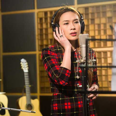 Mỹ Tâm trầm ngâm, thu âm ca khúc \'Đêm mùa đông\'.