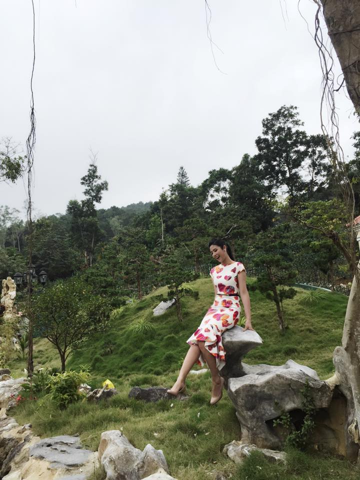Ngọc Hân: \'Yêu nhau mấy núi cũng leo, mấy sông cũng lội, mấy đèo cũng qua. Yêu nhau chẳng ngại đường xa, một ngày không đến thì ba bốn ngày....\'.