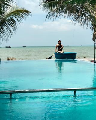 Sốt do lao ít khi sốt cao. Thường sốt nhẹ, dai dẳng và diễn ra vào chiều tối. Sốt không đáp ứng với thuốc hạ sốt. Tức là đã dùng thuốc hạ sốt vài ngày cho đến 1 tuần nhưng không thuyên giảm.