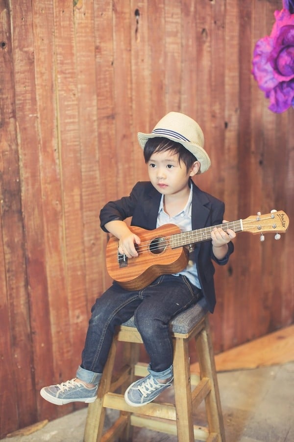 Diễn xuất trước ống kính không kém cạnh một người mẫu chuyên nghiệp nào.