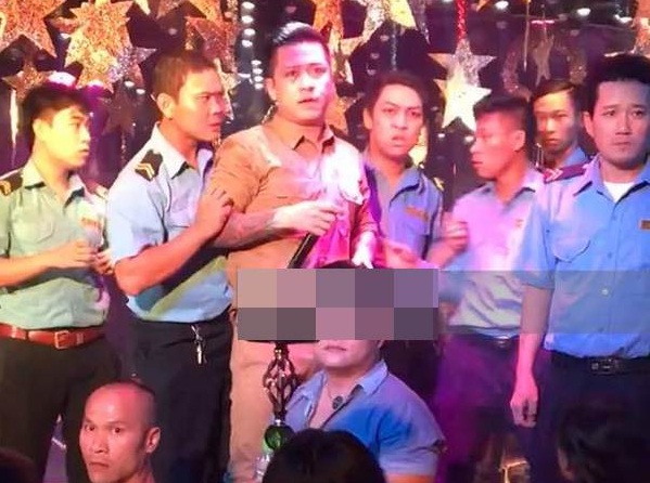 Bị ném ly lên sân khấu, Tuấn Hưng phản ứng bất ngờ
