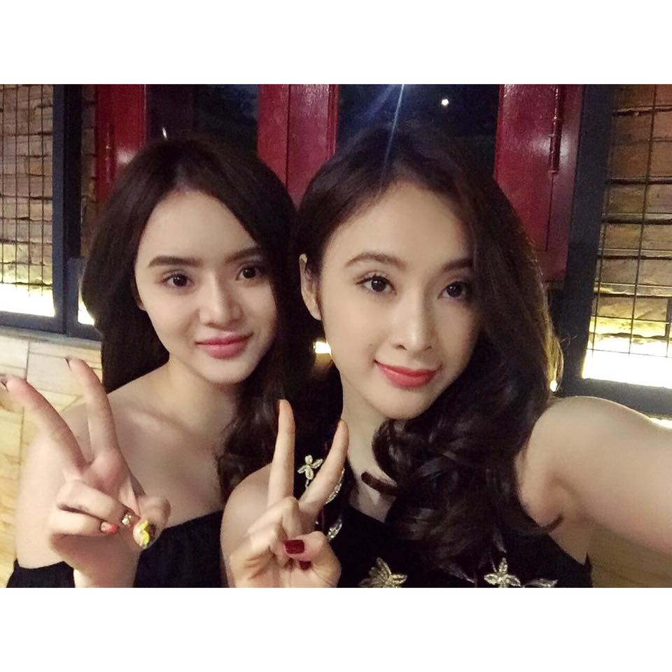 Angela Phương Trinh \'Dạo này ai cũng bảo cô gái thay đổi tóc ngắn tóc dài đến chóng cả mặt. Vì tình yêu phim ảnh, cứ vai diễn cần gì là Trinh đây sẽ đáp ứng. Hai chị em vừa rủ nhau đi ăn sau một ngày định trang cho phim mới\'.