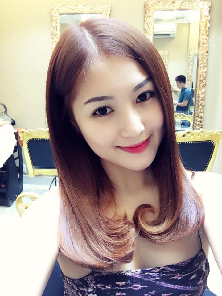 Hương Tràm khoe body sexy, gợi cảm kèm dòng chú thích \'Tóc nâu môi không trầm, sau 3 tiếng quần quật nè. Mọi người thấy bé Gà hợp với Link Vào SHBET88 Mới Nhất mới này không?\'.