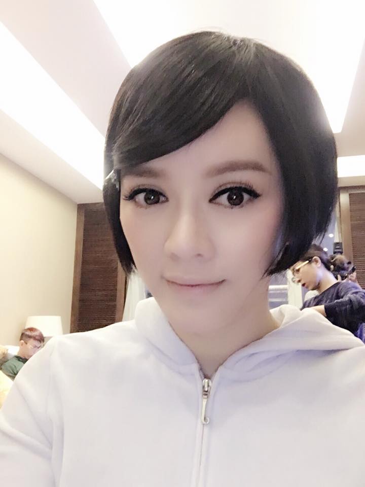 Lý Nhã Kỳ thừa nhận \'Buồn quá đi cắt tóc luôn, mọi người thấy có hợp không\'.