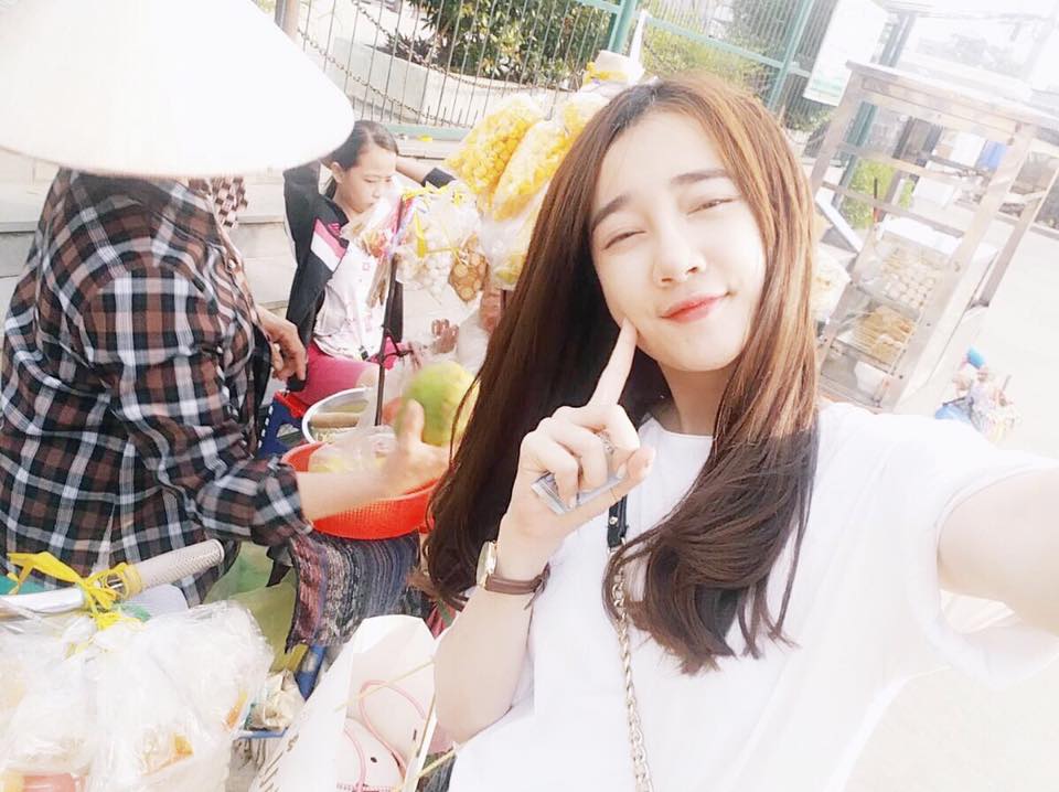 Nhã Phương nhắng nhít, nhí nhảnh và rất thích thú: \'Lâu rồi mới đi ăn hàng như vậy nè\'.
