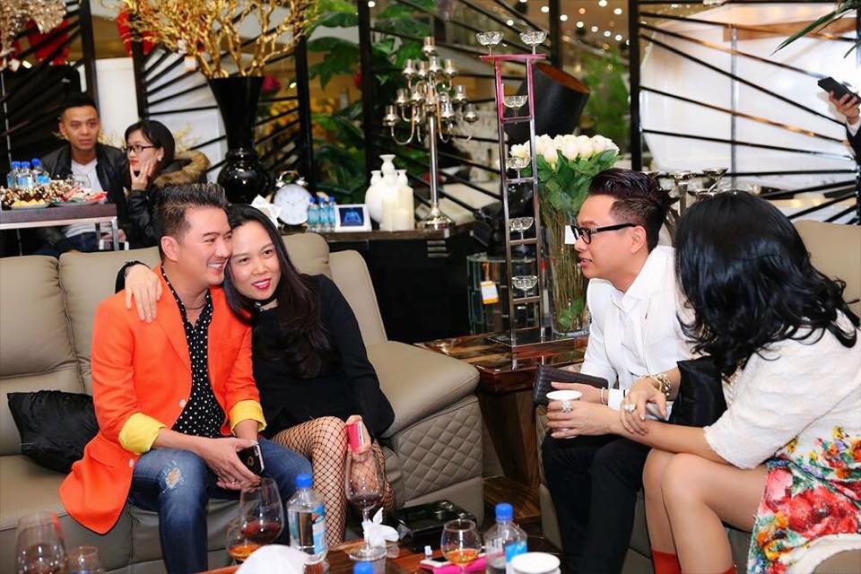 Phượng Chanel - \'bạn gái\' Quách Ngọc Ngoan tình tứ khoác vai Đàm Vĩnh Hưng khi trò chuyện cùng diva Thanh Lam và một người bạn.