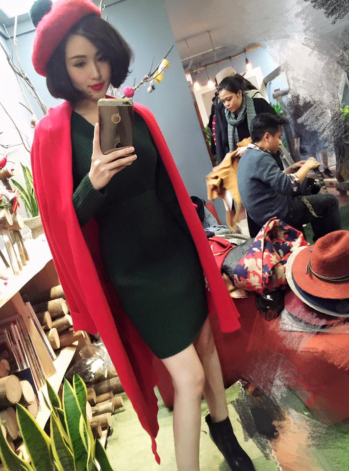 Tâm Tít \'Trở lại guồng quay công việc. Hôm nay chụp được rất nhiều ảnh đẹp. Nhanh nhanh rồi về ôm ấp hôn hít bé yêu của mẹ nữa. Vẫn duy trì được công việc mình yêu thích vẫn chăm được em bé tốt. Mình cũng giỏi phết đấy nhé\'.