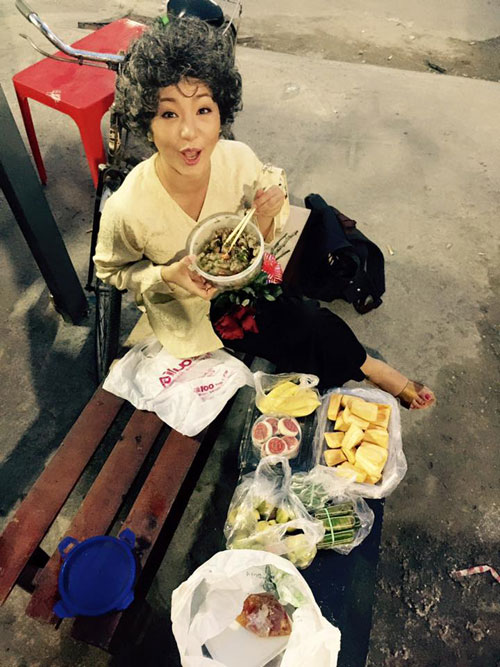 \'Bà già\' Thúy Nga dùng cơm ngay tại phim trường với rất nhiều đồ ăn được bày biện xung quanh.