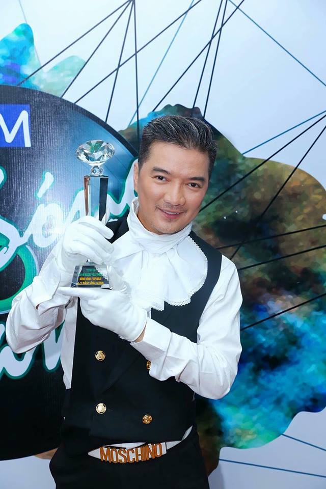 Đàm Vĩnh Hưng: \'Thú thật là Hưng rất vui và sung sướng khi tiếp tục mang về kho báu giải thưởng âm nhạc của mình thêm một chiếc cúp nữa\'.