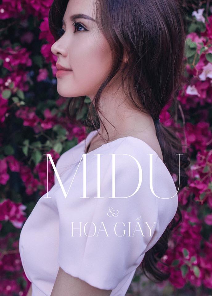 Midu tâm sự chuyện tình buồn: \'Tuổi nào vừa thoáng buồn áo gầy vai. Tuổi nào ghi dấu chân chim qua trời ...\'.