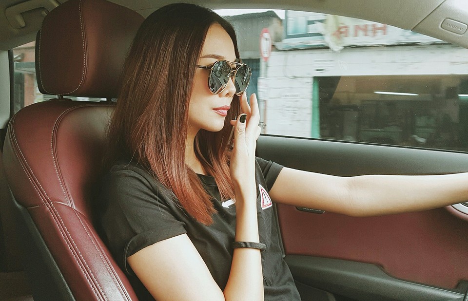 Siêu mẫu Thanh Hằng diện đồ đơn giản, khỏe khoắn khi SHBET 1000 World Cup: \'Dựa dẫm vào người khác cũng có cái sướng với có cái mệt. Tự thân vận động cũng có cái cực với cái vui. Tôi chọn điều này, cực nhưng có tiếng nói của riêng mình!\'.