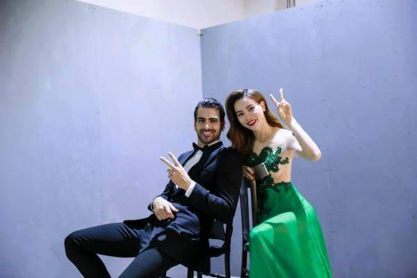 Hồ Ngọc Hà chụp hình kỷ niệm cùng Quán quân siêu mẫu Mỹ.