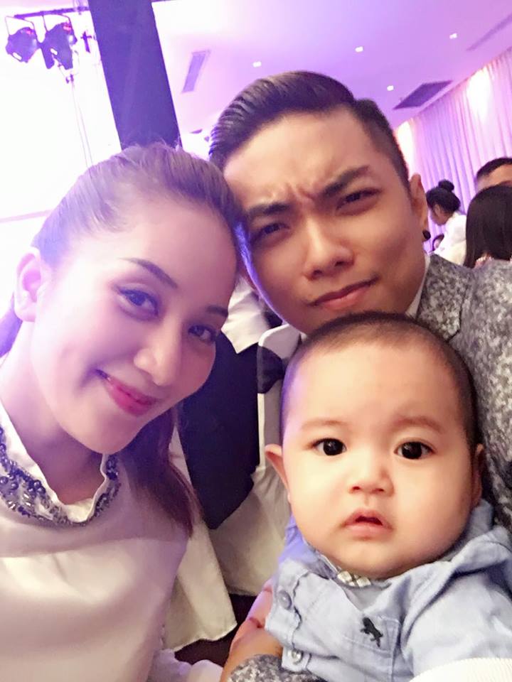Gia đình nhỏ của Phan Hiển - Khánh Thi selfile đầy chuyên nghiệp, tình cảm khi đi dự Quatrian shbet hiện đang mở một người bạn.