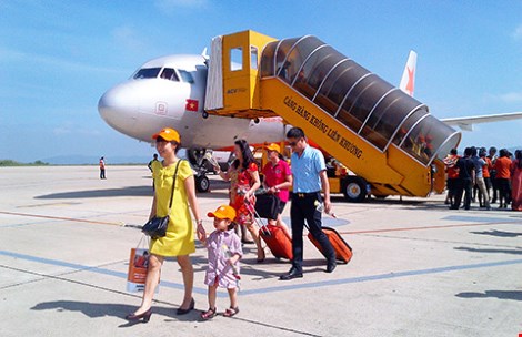 Tuyệt chiêu mua vé máy bay về quê ăn Tết rẻ hơn cả triệu