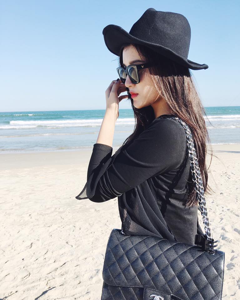 Người đẹp Huyền My sành điệu với phong cách thời trang gam màu đen gợi cảm, quyến rũ.