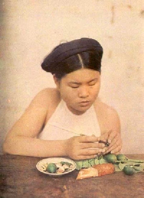 Một thiếu nữ ngồi têm trầu.