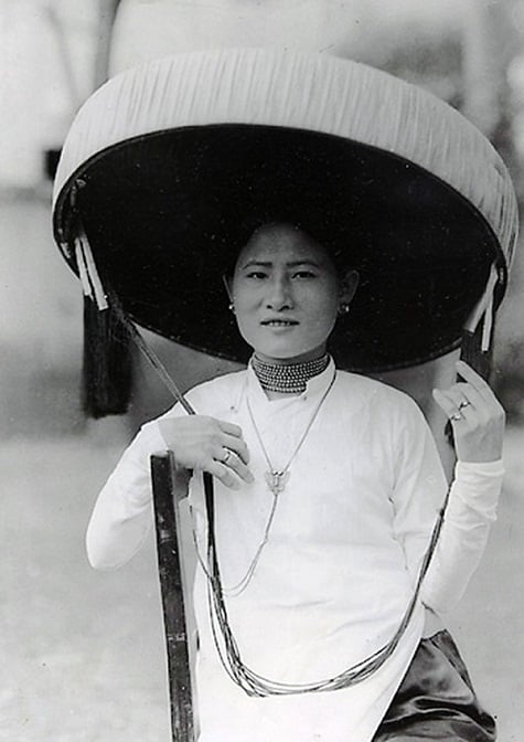 Nhưng người phụ nữ dùng nón cả khi đi chơi, đi làm, trong các hội hè...