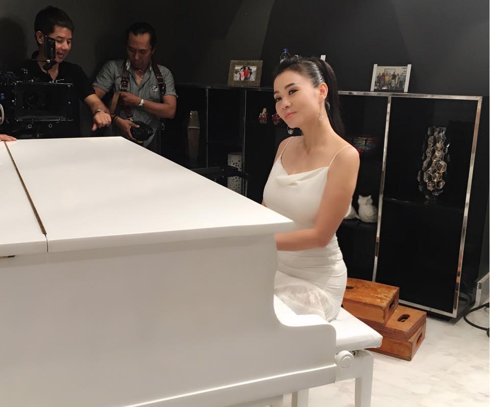 Ca sỹ Thu Minh \'Thương chúc cả nhà một mùa Giáng Sinh thật vui vẻ, ấm áp và ngập tràn Hồng Ân của Chúa !!! P/S. Tình hình là tớ đang diễn chứ thiệt ra là không biết đàn kaka\'.