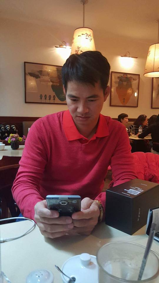 Xuân Bắc thích thú khi được làm người tốt \'Là người tốt sướng thật - vừa được tặng cái này. Haizzz chả biết dùng thế nào, định hỏi xem ai thích thì mình tặng lại đây. Tặng thật đấy\'.