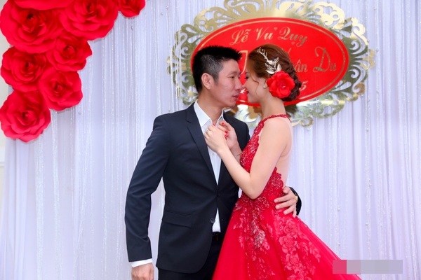 Á hậu Diễm Trang hôn chồng say đắm trong tiệc cưới