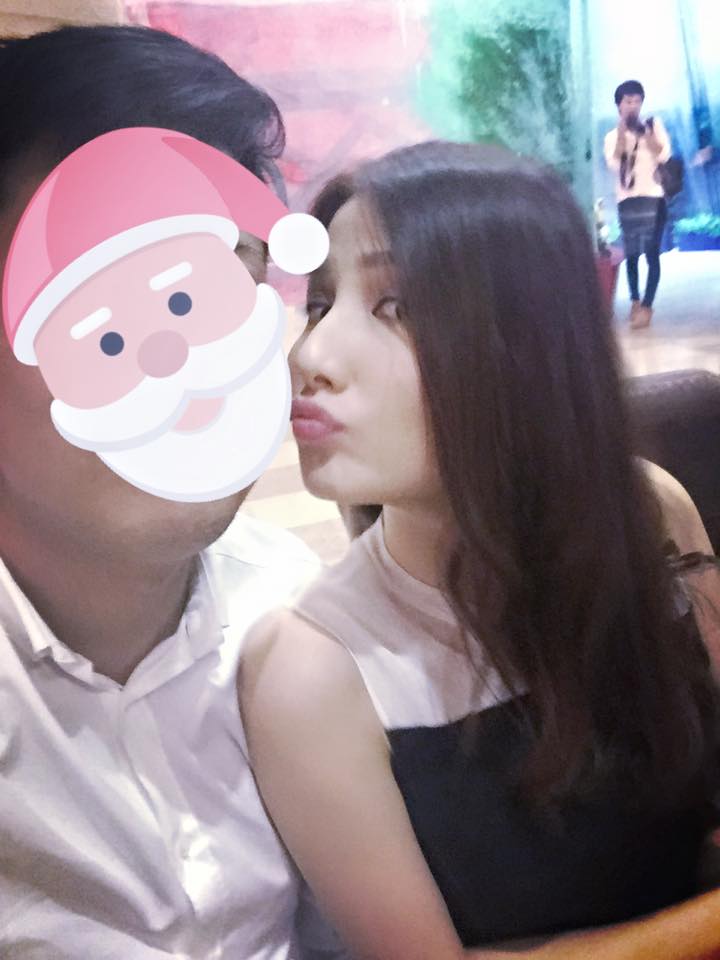 Diễm My tiết lộ \'Noel năm ngoái Gấu bỏ đi để My một mình. Noel năm nay Gấu thương My hơn nên dắt My đi ăn, yêu Gấu lắm Gấu ơi... Cám ơn Gấu đã kéo Mùa Xa Nhau đi và mang đến Mùa Đông Không Lạnh cho em nhé... Love u\'.
