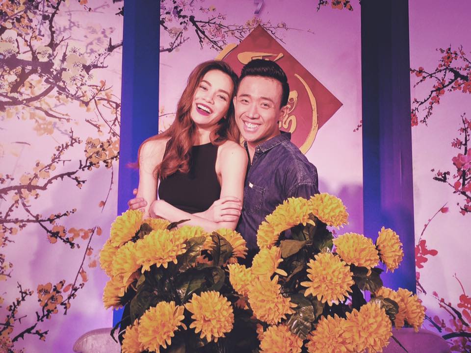 Hồ Ngọc Hà nhắng nhít, nhí nhảnh chụp hình cùng MC Trấn Thành trong chương trình mới kèm dòng chú thích \'2 MC chính của Gala Nhạc Việt 7 - Tết trong tâm hồn\'.