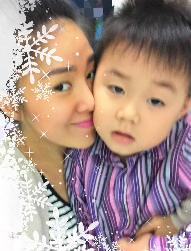 Diễn viên Lê Phương ngậm ngùi chia sẻ, \'Mẹ ơi... Mẹ đừng tó đi nha, Mẹ đi là ton hóc á! Con chưa khóc, mắt Mẹ đã cay... Con ngoan... Tạm xa nhau vài ngày! Tạm thôi... Con nhé, sẽ nhanh lắm... Nước mắt không còn mỗi sớm mai!\'.