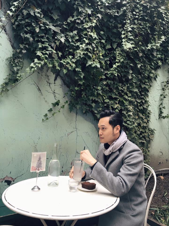 Dù đã \'giã từ\' showbiz nhưng tên tuổi Quang Vinh vẫn gây sức hút. Anh thường xuyên xuất hiện trong hầu hết các sự kiện của làng giải trí. Quang Vinh trầm tư \'Xám: màu giữa trắng và đen, của bụi đôi khi là cả bầu trời\'.