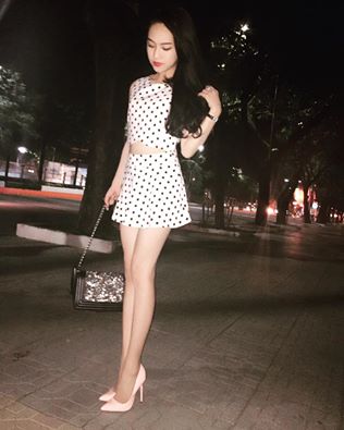 Thúy Vi tự thừa nhận hơi \'lố\' khi bày tỏ, \'Thực ra là mình đi siêu thị, biết là ăn mặc hơi lố nhẹ... Bước ra đường không cần biết đi đâu, đẹp cái đã\'.
