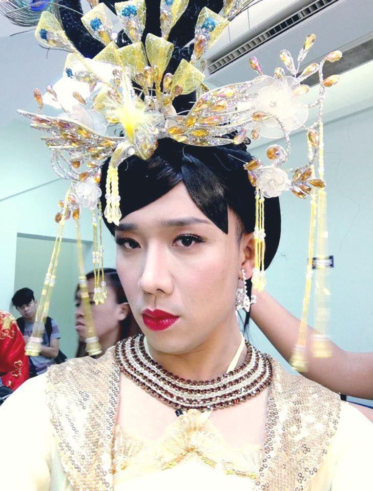 MC Trấn Thành \'Nhìn kĩ chế cũng chín mười với Phạm Hương chứ bộ. Giỡn thôi chứ cả nhà bình chọn Mai Vàng cho em hết chưa nè? Ai chưa bình chọn thì làm liền ủng hộ chế nha\'.