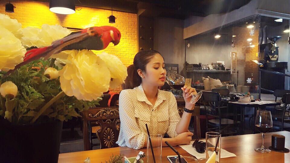 Thảo Trang - vợ cũ Phan Thanh Bình \'Đôi khi một mình uống rượu lại thấy hay. Chỉ có chị mới hiểu được em\'.