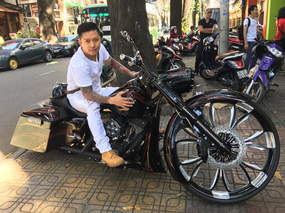 Tuấn Hưng thừa nhận \'Lâu rồi mới lại hâm nóng niềm Đam Mê. Mới lại ngồi nhâm nhi ly cafe và ... chém. Lại được quen biết thêm anh em. Tuyệt thật 1 buổi sáng như vậy\'.