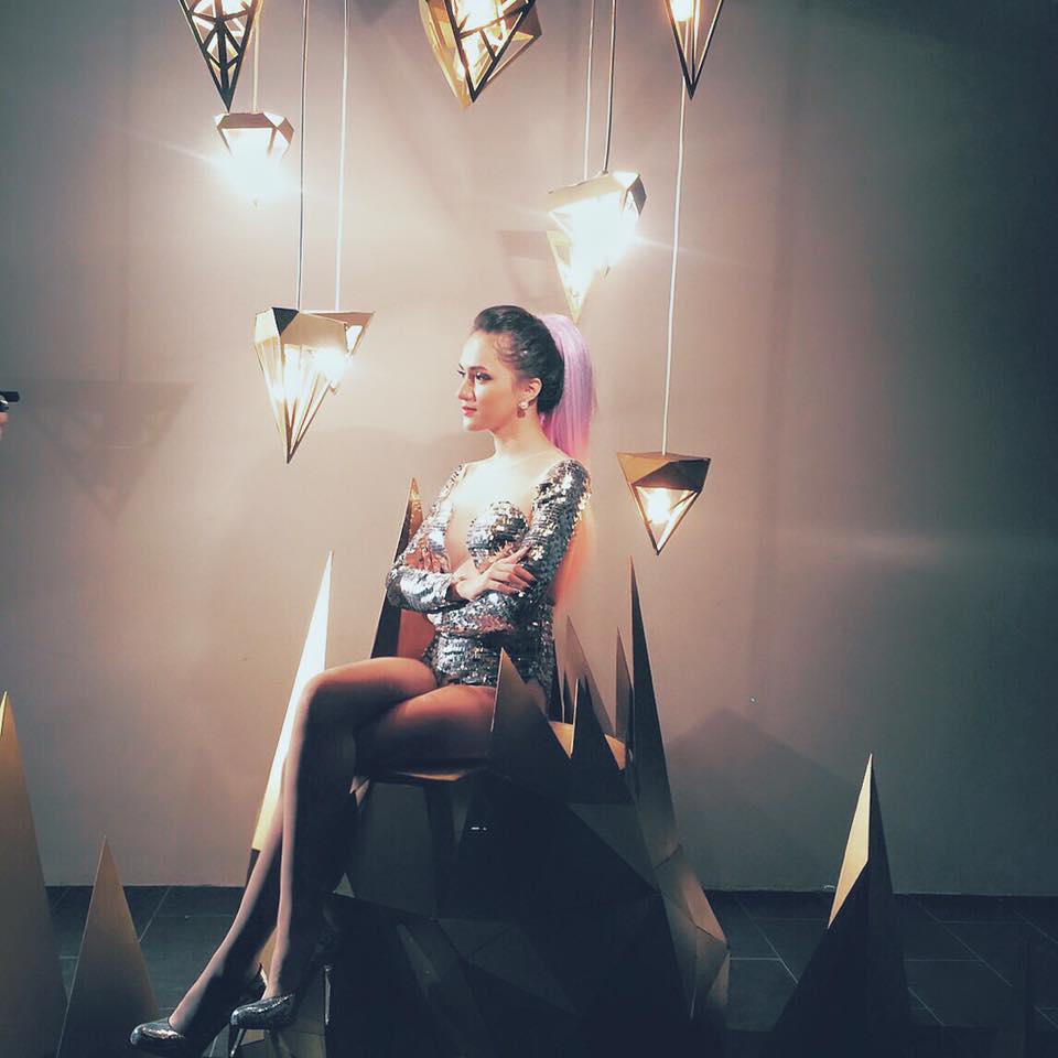 Hương Giang idol: \'Vậy là tròn 24 tuổi rồi. Một năm với nhiều biến động và nhiều sự thay đổi, có chuyện vui có chuyện buồn, nhưng chắc chắn là mình đã trưởng thành hơn. Chưa bao giờ mình đưa ra nhiều quyết định táo bạo như lúc này, mà có lẽ bất kì thành công nào cũng cần có sự liều lĩnh và mạnh mẽ hy sinh. Bất kì mất mát nào cũng có lý do của nó, chỉ cần đừng bao giờ mất đi chính bản thân mình là được. Hãy luôn lấp lánh theo cách của bạn, dù cho bất kì điều gì xảy ra. Chúc mừng sinh nhật Hương Giang!\'.