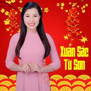 Đôi mắt sưng phù khi cắt mí của cô.