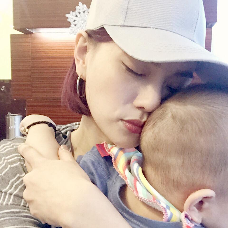 Thu Thuỷ \'Ôm con ngủ thật ngon vì ngày này tất cả những việc mình mong muốn đã giải quyết được, mẹ yêu con trai của mẹ 28/12/2015\'.
