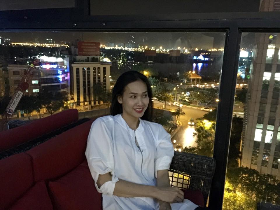 Dương Mỹ Linh \'Đã lâu rồi ( hơn 6 năm )hai chị em mới có một buổi gặp ăn uống shopping và xem phim... Thời gian qua tuy mỗi người mỗi việc có đôi khi dường như quên bẵng nhau luôn ... Nhưng đó là bên ngoài chứ mình biết chị luôn theo dõi mình từng bước một, trong những lúc quan trọng luôn có chị sẻ chia. Lắm lúc nghĩ khó vượt qua được nhưng rồi chính hoàn cảnh sống hai chị em đã thôi thúc bản thân phải là chính mình. Mong bình yên rồi sẽ đến hai chị em mình chị nhé\'.