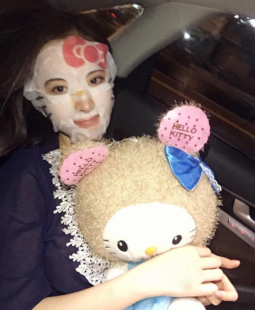 Angela Phương Trinh tranh thủ đắp mặt nạ dễ thương hình mèo Kitty khi di chuyển trên ôtô: \'Vừa xong sự kiện ở Sài Gòn, bé phải vội vội vàng vàng thu dọn hành lý, rời nhà riêng, ngồi xe lên Đà Lạt cho kịp cảnh quay vào 6h sáng mai. Huhu, có ai thương bé\'.
