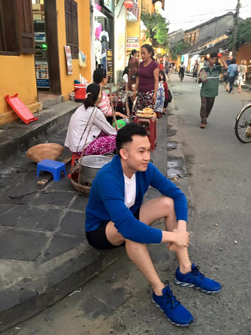 Dương Triệu Vũ ngồi bệt thảnh thơi trên vỉa hè ở Hội An, hài hước hỏi: \'Ai chè không?\'.