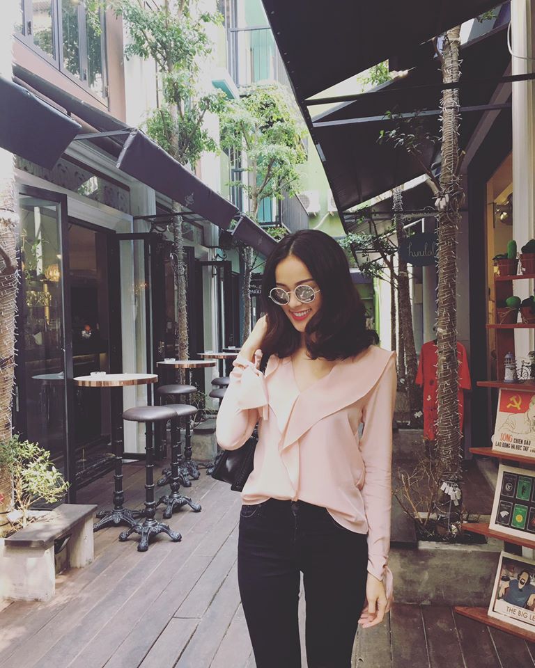 Hạ Vi một mình dạo phố mà không có Cường Đô la bên cạnh.