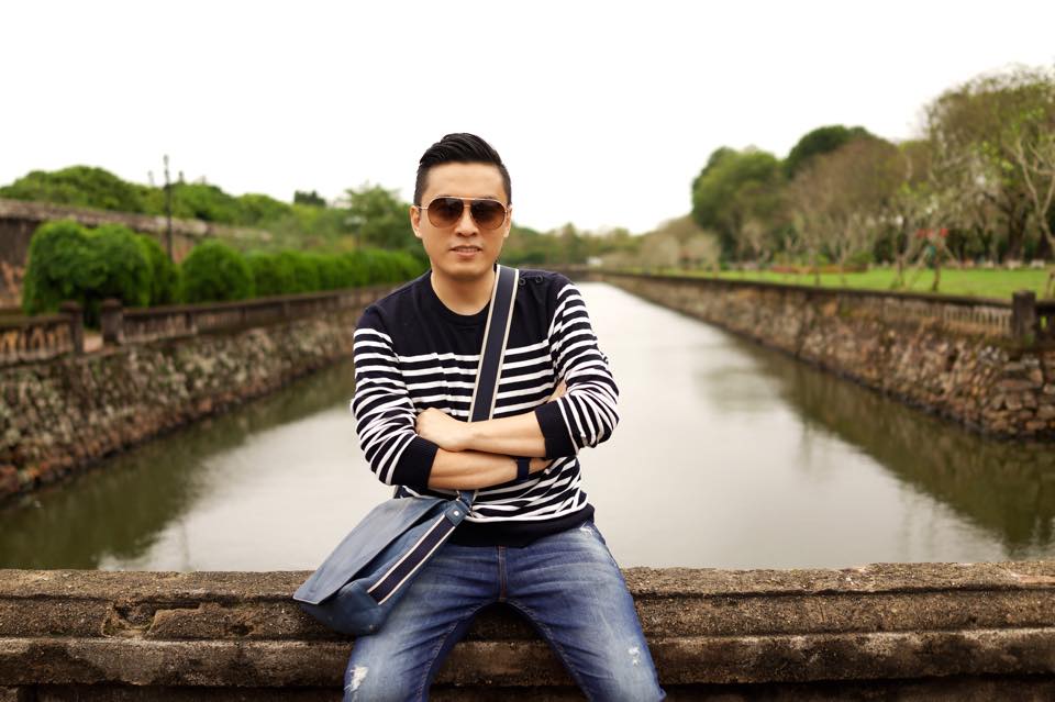 Lam Trường: \'Huế hôm nay trời mát mẻ,sáng mình đến trời tự nhiên trời có nắng nhẹ sau nhiều ngày âm u, để ý Trường đến đâu đều có thay đổi thời tiết theo chiều hướng tích cực, giống như hôm vừa rồi Trường vừa rời Hà Nội thì trời đổ mưa. Trời sao quá tâm trạng!\'.